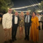 Doğa Rutkay Instagram - Pek kıymetli başkanımız Tunç Soyer, kıymetli eşi Neptün hanım , herkesin kalemine hayran olduğu Ataol Behramoğlu ve Kerimcan’la , biricik Duygu’nun düğününden bir kare… Benim içinse ; çocukluğumun yazlarını hiç unutturmayan Seferihisar günlerimin en güzel insanları ;Tunç abim ve Neptün ablam. Şiirleriyle Ankara’daki evimizi büyüleyen Ataol abim… Gelinimiz Duygu; Piraye kadardı onu tanıdığımda… Şimdi evleniyor , bu günü birlikte yaşamak eşsiz bir mutluluk… hayat çok güzel… Hep mutlu olun Duygu💕 🙏🏼❤️🩵🧿💫🌟 Yelki, Güzelbahçe