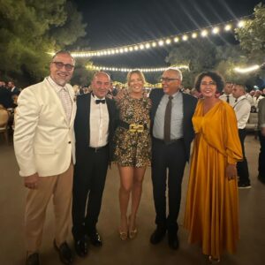 Doğa Rutkay Instagram - Pek kıymetli başkanımız Tunç Soyer, kıymetli eşi Neptün hanım , herkesin kalemine hayran olduğu Ataol Behramoğlu ve Kerimcan’la , biricik Duygu’nun düğününden bir kare…
Benim içinse ; çocukluğumun yazlarını hiç unutturmayan Seferihisar günlerimin en güzel insanları ;Tunç abim ve Neptün ablam.
Şiirleriyle Ankara’daki evimizi büyüleyen Ataol abim…
Gelinimiz Duygu; Piraye kadardı onu tanıdığımda…
Şimdi evleniyor , bu günü birlikte yaşamak eşsiz bir mutluluk…
hayat çok güzel…
Hep mutlu olun Duygu💕
🙏🏼❤️🩵🧿💫🌟