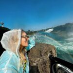 Doğa Rutkay Instagram - Heyt be Niagara! Sen mi büyüksün ben mi? O muhtemelen🤣 #niagarafalls #niagarafallscanada Niagara Falls