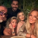 Doğa Rutkay Instagram - Geçen sene @isla.alacati açıldığında, sanki amazon ormanlarından fırlamış bir geceydi yaşadığımız … Sanki daha küçük, daha masum daha rüyaydı buralar? Bu sene kapanışı birlikte yapıyoruz… Gözümüzün bebeği Alaçatı, zaman zaman zorlanıyor, hepimizde anılarla saklı kapalı bir kutuya dönüyor… Değişiyor , dönüşüyor.. Bizim ilk tanıştığımız 10 sene önceki halinden sanki uzaklaşıyor derken; @bertipalambo @candurancansu güzellikler saçıyor. Moral buluyoruz, kendimizi mutlu , sakin hissediyoruz. Dünya dönüyor,sen ne derse de elbet! Mühim olan dostluklarımızı, yaşadıklarımızı , anılarımızı kaybetmeyecek masalar kurmak! İyi ki toplaştık masamızı kurduk! Bu akşam birlikte yaza veda ediyoruz! (Hoş bize artık hep yaz! ) 🤭😬 Yazın @isla.alacati ‘ya mutlaka gelin. Söz pişman olmayacaksınız🩵
