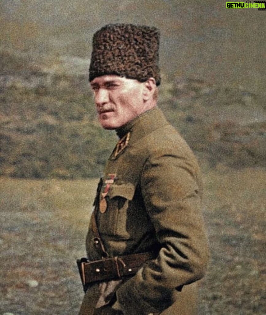 Doğa Rutkay Instagram - Mustafa Kemal Atatürk'ün başkomutanlığında yapıldığı için Başkomutanlık Meydan Muharebesi adıyla da bilinen Büyük Taarruz'un başarıyla sonuçlanmasından sonra 30 Ağustos günü, Türkiye'de 1926'dan beri Zafer Bayramı olarak kutlanmaktadır 🇹🇷♥️ Dün bugün yarın ve daima🌹 #MustafaKemalAtatürk