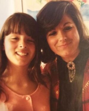 Doğa Rutkay Instagram - Annem…
İyi ki doğdun.
Kalbimin en sıcak ,en yakın ve en hakiki kalesi.
Gözyaşlarımın hiç utanmadan aktığı, kalbimin hiç yalan söylemediği , en derin  sevgim …
İyi ki doğdun.
@nunucum 
🤎