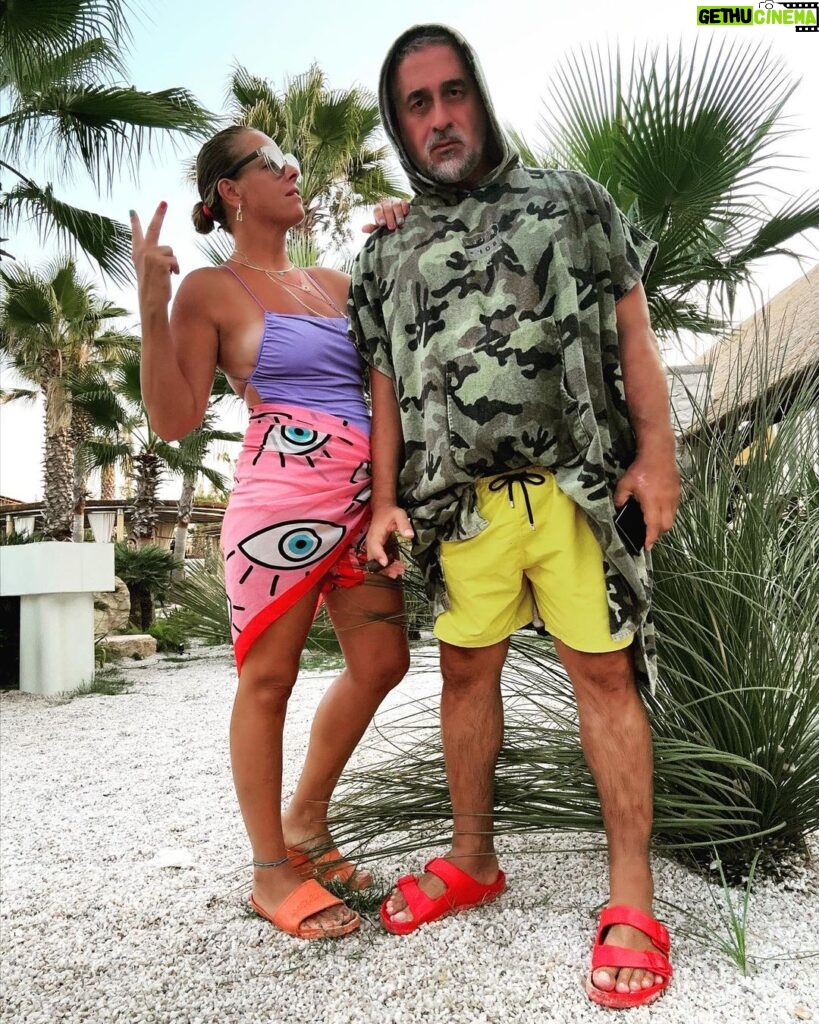 Doğa Rutkay Instagram - “Anne biz çocuk almayan bir plaja gidiyoruz, geç döneceğiz biz de kalır mısın” dedikten hemen sonra😬 Yaşa @nunucum 🏆 Playa Tropical