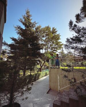 Doğa Rutkay Instagram - Sevgili dostlar, bildiğiniz gibi biz Urlada tatlış bir beldemize taşındık, 🌴ailecek ömrümüzde bir kapı araladık 🚪.Yavrularımızı doğada,yağmurda,denizde, karmaşadan stresten uzak her saniye bulutların ☁️geçişini izleyebilecekleri bir tecrübe yaşatmak istedik.
Bakalım deniyoruz, olur da becerirsek çok sevinicem 👍🏼yok olmadı bakarız, malum bi Kerimcan bi ben durmadan İstanbul’a işlere koşturuyoruz🐎
Şimdiii bu postu paylaşmak istememin sebebine gelelim🤗
Dostlarr tabi işlerimiz uzadığında yavrularımızı  da peşimizden sürükleyerek ailecek İstanbul da nerede kalsak, çoluk çocuk gelip gidiyoruz ne yapsam diye düşünürken karşıma @missafir çııktı!
Tam bize-çocuklara uygun bahçeli, sıcacık çok rahat ettiğimiz merkezi bir ev bulduk ve yerleştik🪴. Rezervasyondan karşılamaya kadar tüm süreçte desteklerinden çok memnun kaldık. Karşılamadan, temizliğe, 7/24 iletişim desteğiyle sahiden kusursuz bir “ev hissi” deneyimi yaşadık👍🏼🌟💫
Bu vesileyle tüm ekibe ve bu güzel oluşuma teşekkür etmek istedim 🧿
Türkiye ve yurt dışında ev rahatlığında konaklama için @missafir’e bakabilirsiniz benden caanı gönülden bir #tavsiye!
Okullar ara tatil olunca yine ailecek İstanbulda’yız bu sefer hangi @missafir 🏡evinde kalsak acaba?😬😍
#tavsiye
#reklam