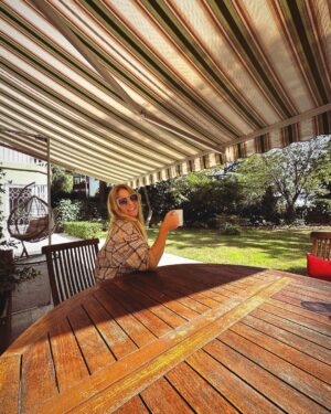 Doğa Rutkay Instagram - Sevgili dostlar, bildiğiniz gibi biz Urlada tatlış bir beldemize taşındık, 🌴ailecek ömrümüzde bir kapı araladık 🚪.Yavrularımızı doğada,yağmurda,denizde, karmaşadan stresten uzak her saniye bulutların ☁️geçişini izleyebilecekleri bir tecrübe yaşatmak istedik.
Bakalım deniyoruz, olur da becerirsek çok sevinicem 👍🏼yok olmadı bakarız, malum bi Kerimcan bi ben durmadan İstanbul’a işlere koşturuyoruz🐎
Şimdiii bu postu paylaşmak istememin sebebine gelelim🤗
Dostlarr tabi işlerimiz uzadığında yavrularımızı  da peşimizden sürükleyerek ailecek İstanbul da nerede kalsak, çoluk çocuk gelip gidiyoruz ne yapsam diye düşünürken karşıma @missafir çııktı!
Tam bize-çocuklara uygun bahçeli, sıcacık çok rahat ettiğimiz merkezi bir ev bulduk ve yerleştik🪴. Rezervasyondan karşılamaya kadar tüm süreçte desteklerinden çok memnun kaldık. Karşılamadan, temizliğe, 7/24 iletişim desteğiyle sahiden kusursuz bir “ev hissi” deneyimi yaşadık👍🏼🌟💫
Bu vesileyle tüm ekibe ve bu güzel oluşuma teşekkür etmek istedim 🧿
Türkiye ve yurt dışında ev rahatlığında konaklama için @missafir’e bakabilirsiniz benden caanı gönülden bir #tavsiye!
Okullar ara tatil olunca yine ailecek İstanbulda’yız bu sefer hangi @missafir 🏡evinde kalsak acaba?😬😍
#tavsiye
#reklam