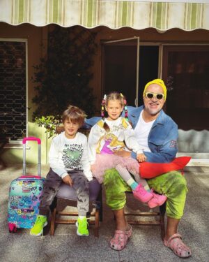 Doğa Rutkay Instagram - Sevgili dostlar, bildiğiniz gibi biz Urlada tatlış bir beldemize taşındık, 🌴ailecek ömrümüzde bir kapı araladık 🚪.Yavrularımızı doğada,yağmurda,denizde, karmaşadan stresten uzak her saniye bulutların ☁️geçişini izleyebilecekleri bir tecrübe yaşatmak istedik.
Bakalım deniyoruz, olur da becerirsek çok sevinicem 👍🏼yok olmadı bakarız, malum bi Kerimcan bi ben durmadan İstanbul’a işlere koşturuyoruz🐎
Şimdiii bu postu paylaşmak istememin sebebine gelelim🤗
Dostlarr tabi işlerimiz uzadığında yavrularımızı  da peşimizden sürükleyerek ailecek İstanbul da nerede kalsak, çoluk çocuk gelip gidiyoruz ne yapsam diye düşünürken karşıma @missafir çııktı!
Tam bize-çocuklara uygun bahçeli, sıcacık çok rahat ettiğimiz merkezi bir ev bulduk ve yerleştik🪴. Rezervasyondan karşılamaya kadar tüm süreçte desteklerinden çok memnun kaldık. Karşılamadan, temizliğe, 7/24 iletişim desteğiyle sahiden kusursuz bir “ev hissi” deneyimi yaşadık👍🏼🌟💫
Bu vesileyle tüm ekibe ve bu güzel oluşuma teşekkür etmek istedim 🧿
Türkiye ve yurt dışında ev rahatlığında konaklama için @missafir’e bakabilirsiniz benden caanı gönülden bir #tavsiye!
Okullar ara tatil olunca yine ailecek İstanbulda’yız bu sefer hangi @missafir 🏡evinde kalsak acaba?😬😍
#tavsiye
#reklam