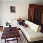 Doğa Rutkay Instagram - Sevgili dostlar, bildiğiniz gibi biz Urlada tatlış bir beldemize taşındık, 🌴ailecek ömrümüzde bir kapı araladık 🚪.Yavrularımızı doğada,yağmurda,denizde, karmaşadan stresten uzak her saniye bulutların ☁️geçişini izleyebilecekleri bir tecrübe yaşatmak istedik. Bakalım deniyoruz, olur da becerirsek çok sevinicem 👍🏼yok olmadı bakarız, malum bi Kerimcan bi ben durmadan İstanbul’a işlere koşturuyoruz🐎 Şimdiii bu postu paylaşmak istememin sebebine gelelim🤗 Dostlarr tabi işlerimiz uzadığında yavrularımızı da peşimizden sürükleyerek ailecek İstanbul da nerede kalsak, çoluk çocuk gelip gidiyoruz ne yapsam diye düşünürken karşıma @missafir çııktı! Tam bize-çocuklara uygun bahçeli, sıcacık çok rahat ettiğimiz merkezi bir ev bulduk ve yerleştik🪴. Rezervasyondan karşılamaya kadar tüm süreçte desteklerinden çok memnun kaldık. Karşılamadan, temizliğe, 7/24 iletişim desteğiyle sahiden kusursuz bir “ev hissi” deneyimi yaşadık👍🏼🌟💫 Bu vesileyle tüm ekibe ve bu güzel oluşuma teşekkür etmek istedim 🧿 Türkiye ve yurt dışında ev rahatlığında konaklama için @missafir’e bakabilirsiniz benden caanı gönülden bir #tavsiye! Okullar ara tatil olunca yine ailecek İstanbulda’yız bu sefer hangi @missafir 🏡evinde kalsak acaba?😬😍 #tavsiye #reklam Istanbul, Turkey
