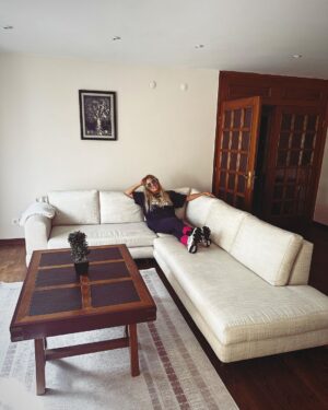 Doğa Rutkay Instagram - Sevgili dostlar, bildiğiniz gibi biz Urlada tatlış bir beldemize taşındık, 🌴ailecek ömrümüzde bir kapı araladık 🚪.Yavrularımızı doğada,yağmurda,denizde, karmaşadan stresten uzak her saniye bulutların ☁️geçişini izleyebilecekleri bir tecrübe yaşatmak istedik.
Bakalım deniyoruz, olur da becerirsek çok sevinicem 👍🏼yok olmadı bakarız, malum bi Kerimcan bi ben durmadan İstanbul’a işlere koşturuyoruz🐎
Şimdiii bu postu paylaşmak istememin sebebine gelelim🤗
Dostlarr tabi işlerimiz uzadığında yavrularımızı  da peşimizden sürükleyerek ailecek İstanbul da nerede kalsak, çoluk çocuk gelip gidiyoruz ne yapsam diye düşünürken karşıma @missafir çııktı!
Tam bize-çocuklara uygun bahçeli, sıcacık çok rahat ettiğimiz merkezi bir ev bulduk ve yerleştik🪴. Rezervasyondan karşılamaya kadar tüm süreçte desteklerinden çok memnun kaldık. Karşılamadan, temizliğe, 7/24 iletişim desteğiyle sahiden kusursuz bir “ev hissi” deneyimi yaşadık👍🏼🌟💫
Bu vesileyle tüm ekibe ve bu güzel oluşuma teşekkür etmek istedim 🧿
Türkiye ve yurt dışında ev rahatlığında konaklama için @missafir’e bakabilirsiniz benden caanı gönülden bir #tavsiye!
Okullar ara tatil olunca yine ailecek İstanbulda’yız bu sefer hangi @missafir 🏡evinde kalsak acaba?😬😍
#tavsiye
#reklam
