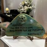 Doğa Rutkay Instagram - Uzun yılların hayaliydi @gcelements ! Gözde & Ceren el emeği , göz nuru atölyelerini nihayet açtılar. Renklerini, hayallerini, tecrübelerini biraraya getirdiler ve ortaya bu enfes eserler çıktı! Sevdiğimiz kim varsa birlikte hoş geldin dedik bu güzel atölyeye! Evimize harika parçlalar aldım. Eşi benzeri olmayan bu güzelliklere bi göz atın, eminim siz de “benim olsun” diyeceksiniz🤩 Yengecim Gözde,ciğim ve senelerdir eşiz benzeri olmayan Cero’ m ve gecenin mimarı Övge’ m… Nice açılışlarınıza🩵💫✨ GCelements