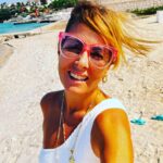 Doğa Rutkay Instagram - Plansız ve zamansız güzelliklere inanıyorum. Ancak planlanan ve zamanı geldiğinde hayata geçen güzellikler de var✋🏼 Bir çok zorluk, karışıklık , aksilik içinden enfes bir ışık sızıyor! Ben; ailemle birlikte sızan o enfes ışığa ve onun peşinden gitmeye inanıyorum☺️🙏🏼🧿✨💫🫀❤️ #EkimdeYazBirBaşkadır #YeniHayatYeniSonbahar