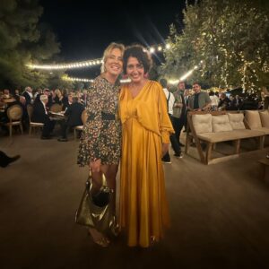 Doğa Rutkay Instagram - Pek kıymetli başkanımız Tunç Soyer, kıymetli eşi Neptün hanım , herkesin kalemine hayran olduğu Ataol Behramoğlu ve Kerimcan’la , biricik Duygu’nun düğününden bir kare…
Benim içinse ; çocukluğumun yazlarını hiç unutturmayan Seferihisar günlerimin en güzel insanları ;Tunç abim ve Neptün ablam.
Şiirleriyle Ankara’daki evimizi büyüleyen Ataol abim…
Gelinimiz Duygu; Piraye kadardı onu tanıdığımda…
Şimdi evleniyor , bu günü birlikte yaşamak eşsiz bir mutluluk…
hayat çok güzel…
Hep mutlu olun Duygu💕
🙏🏼❤️🩵🧿💫🌟