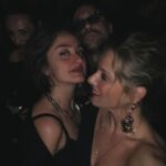 Doğa Rutkay Instagram - Canım Melisa’m hem yeni kitabını hem de doğum gününü kutladı dün akşam♥️ Ve ne mutlu ki tüm eski dostlarımı bir çırpıda görüverdim☺️ Uzun zamandır çok özlediğim çok mutlu olduğumuz ihtiyaç duyduğumuz bir akşamdı. Sanırım yeni yaşın yeni kitabınla hepimize neşe saçtın! Parlamaya devam et tatlı kızım🌟 Dostlarımı sizi çok seviyorum🫶🏻🧿🙏🏼 #fırtınanınkalbinei̇n