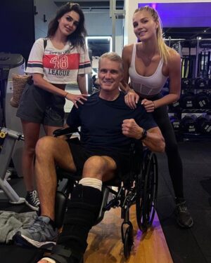 Dolph Lundgren Instagram - With my two trainers 👊 I’ve found that most important thing after any surgery is to  determine how to combine rest with activity. The body needs to stay active to heal. So I try to use any opportunity to move, workout or stretch. Right now I’m combining upper body strength training with body weight Pilates for core and abs.