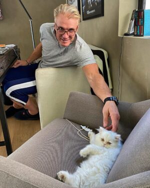 Dolph Lundgren Instagram - Doing the last bit of business in 2020 with my new assistant Bello👍😸