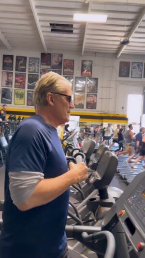 Dolph Lundgren Instagram - Can only walk for 2 weeks after my sinus procedure.  Starting at 30 min almost flat. Planning to go to 1 hr at higher speed and increased incline. Gotta have that plan going forward! 👊