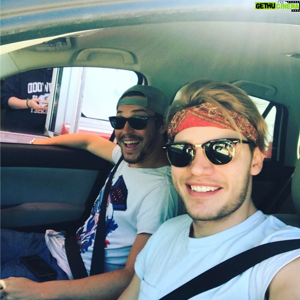 Dominic Sherwood Instagram - Sun and smiles @alexkinsey