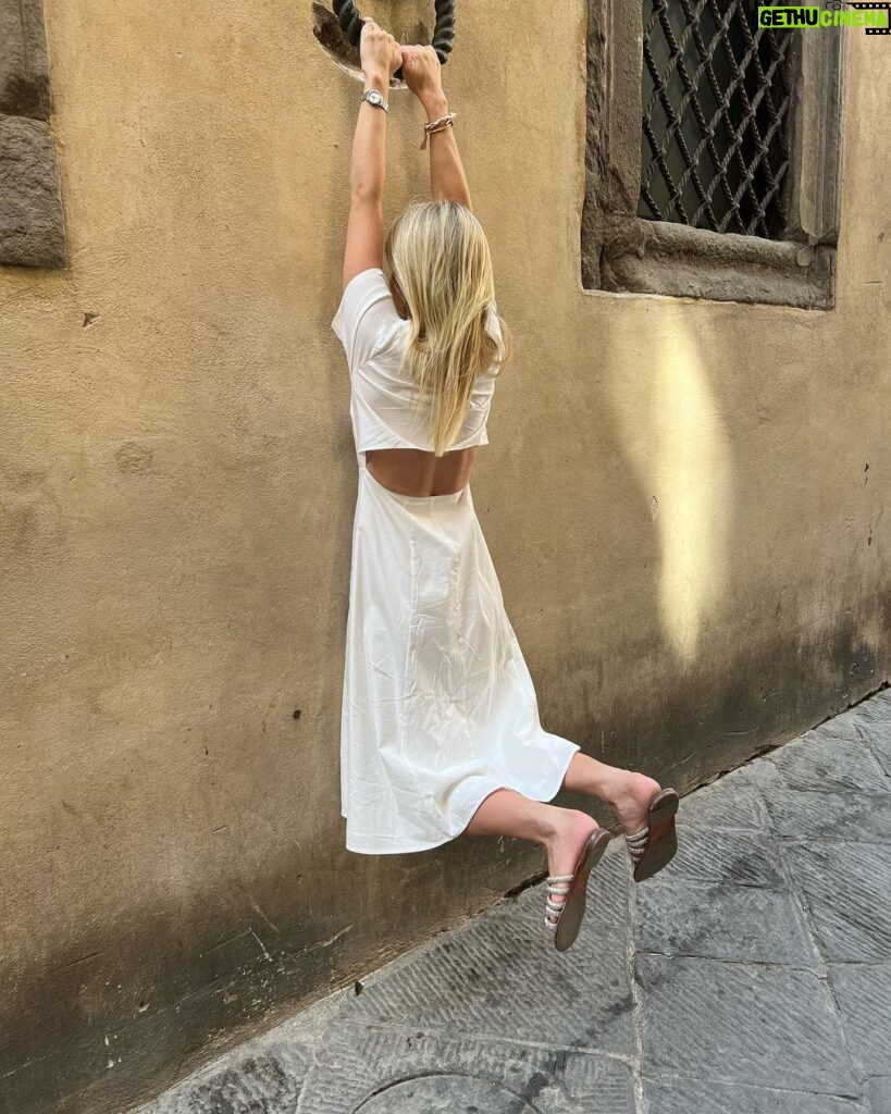 Dominic Sherwood Instagram - Italy! @deckersadowski