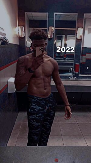 Dominique Barrett Instagram - The King has returned 👑 . @kingvadervstheworld at some point you have to get tired of making excuses … at some point you need to get angry at yourself! You need to not only believe in yourself but believe in the person you can become ! Self belief will not only get you there but it’ll also take you places you’ve never thought possible . So what are you waiting for 😏 your time is now . 

Shoutout to my trainer @_the_200lb_down_don_ for pushing me to my limit 👑