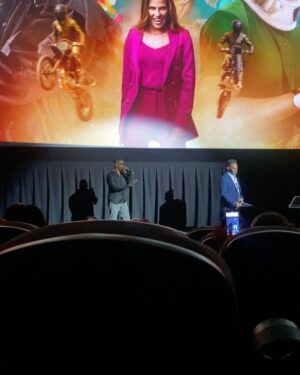 Dominique Barrett Instagram - Huge thank you to @netflix & @strongblacklead for inviting me out to the world premiere of “Day Shift” starring @iamjamiefoxx dropping august 12th 🥂 it was an honor being here in this moment & meeting so many talented individuals 🥂🔥 make sure you guys check it out the film ! ☺️ #dayshift #kingvader #netflix