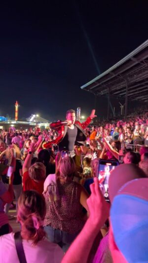 Donnie Wahlberg Instagram - Doesn’t matter how you enjoy the show — as long as you enjoy the show! Not sure who this man is, or what he’s eating, but he looks happy — and it was at the #IowaStateFair so I’m sure it was yummy! 😋😉😂❤️💫🤟🏼 @nkotb @iowastatefair 🤖❤️♾💫✨🤟🏼 📸: @jaredipaul