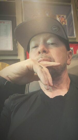 Donnie Wahlberg Instagram - To whomever is struggling with fear today, I know a 15 second reel may not change your life. I also know that it’s not easy to live without fear, worry or anxiety. It’s something that I’ve worked on, and continue to work on, every single day since I was an anxiety riddled little kid. That said, if this reel can give you a little boost, a little bit of hope or even ease your worry for a brief 15 seconds — then it’s worth me sharing! Hang in there! You will make it through — you always do! Sending love your way. #thankfulthursday 🤖❤️♾💫✨🤟🏼 🙏🏼❤️💫