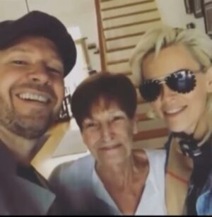 Donnie Wahlberg Instagram - Had to share this video again, it brings such joy! #HappyMothersDay to all of the wonderful, special, amazing, caring, loving, giving and inspiring, moms out there! From myself, and these two wonderful moms! Hope your day is magical! You are appreciated. To all the Blockhead Moms out there, my unending adoration and respect! 🙏🏼❤️💫

ps - Don’t forget to “Call Ya Muthah!” #MothersDay #CallYaMuthah