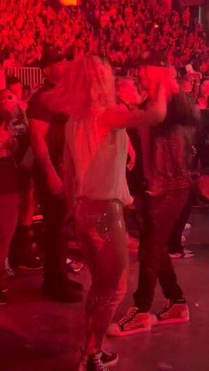 Donnie Wahlberg Instagram - Dancing with my star. 🙏🏼❤️💫 
#love #wife #reels

🎥: @melblushi (sorry, couldn’t remember who sent it to me). 🤖❤️♾💫