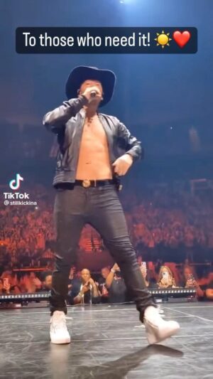 Donnie Wahlberg Instagram - To those who need a little boost today! Sending love and light! Let’s go!!! 🤖❤️♾💫☀️

#reels #love #sunshine 🎥: name is on screen