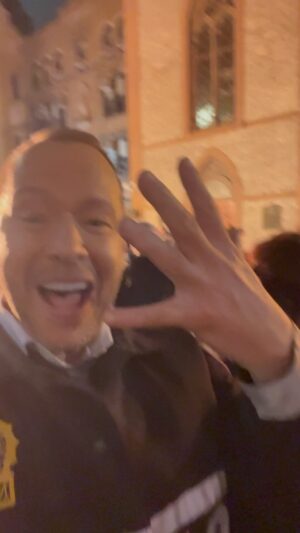 Donnie Wahlberg Instagram - Heatwave in New York! Let’s go! 💙❤️@bluebloods_cbs @marisachicaramirez