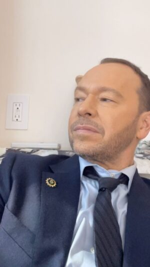 Donnie Wahlberg Instagram - Happy Monday! Reagan & Baez are back on the set! Let’s go! #MondayMotivation #BlueBloods #Happy #Monday