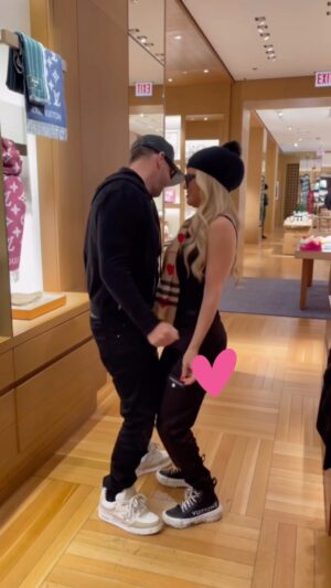 Donnie Wahlberg Instagram - Bop while you shop. ❤️ #love #dance @jennymccarthy