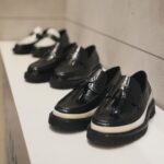 Dori Sakurada Instagram – COLE HAAN × FRAGMENT DESIGN

アメリカを代表するパフォーマンス・ライフスタイル・ブランドである『コール ハーン』が藤原ヒロシ氏が主宰する『フラグメントデザイン』と再びコラボレーションをしました✨

前回からは12年ぶりのコラボということで、今回はより進化したアメリカンクラシックスを掲げ、全3種類のコレクションが登場します！

ボリュームのあるラグソールでスニーカーのようなリラックスした履き心地、サドルのスリット下にプリントされたフラグメントデザインのロゴなど、めちゃくちゃかっこいいデザインで今年のコラボシューズの中でも特に大注目のコレクションだと思いました🔥

3月8日から限定展開店舗にて発売開始されるので、ゲットしたい方は是非チェックしてみて下さいね⚡️

@colehaanjapan #PR
#COLEHAAN #COLEHAANXFRGMT