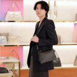 Dori Sakurada Instagram – FURLA

フルラから新しいバッグ『NUVOLA』が登場します！

雲のように軽やかで繊細なこのバッグは、フルラのクラシックアーチロゴを幾何学的にモダンな解釈をした「Arcosfera」装飾が特徴となっていて、滑らかな曲線が上品で美しい素敵なデザインで、個人的にもとても好みの新しいフルラのバッグでした☺️

上質なカーフレザーを使用し、ショルダーバッグ、ホーボーバッグ、クロスボディバッグなど様々な選択肢があるので、幅広い人達に愛されるコレクションになると思いました✨
NUVOLAはダブルハンドルに、マグネット開閉、取り外し可能なストラップ付など、機能性も遊び心も両方併せ持つフルラらしいバッグになっています！

僕はFURLA銀座旗艦店にNUVOLAを見に行ったのですが、日本のみの限定カラーもあって特別感が嬉しかったです✨

皆さんも是非見に行ってみてくださいね☁️✨

@furla #furlanuvola #furlaginza #PR