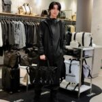 Dori Sakurada Instagram – RAINS

デンマーク発、雨の日もファッションを楽しめる、そんなレインウェアを数多く提案しているブランド『RAINS』が、日本での本格的なローンチを記念してポップアップストアを開催します！

RAINSはその名の通り、ラインナップは防水性に優れた生地を使用したレインウェアとして、バックパックやランナーバッグ、フライトバッグ等、幅広いカテゴリーを取り揃えています！
僕も最近、日本で天候が悪い日が続いていたり、海外に行くと急な天候の変化に困ることがあり、それでも荷物が増えることを避け、対策をしていなかったり、移動も多いのでラクな服装を選択するけど雨には濡れたくはないな、、とわがままな悩みもあったのですが、このRAINSは機能性は抜群で、着心地が良くオシャレなデザイン、尚且つ急に雨に降られても問題ないという、天候や旅の悩みを全てを叶えてくれるまさに僕の求めていた最高のレインウェアが揃っていました！✨

僕はいつものように黒系のカラーを選択したのですが、デザインや豊富なカラーバリエーションがあるので、幅広い方の選択肢としてファッションを楽しんでもらえると思います！

さらにRAINSはデザイン段階からショップ運営まで全てのビジネス過程において、包括的なサステナブル・アプローチを行なっているそうなので、自分だけではなく環境への配慮も兼ね備えた素敵なブランドです😌✨

今年から海外にも沢山行こうと思っていてRAINSにはまだまだ気になる旅の相棒になってくれそうなアイテムが沢山あったので、僕もこれからもチェックしていこうと思います🔥

ポップアップストアは2月28日から3月17日まで期間、東京・渋谷RAYARD MIYASHITA PARK South 2Fにて開催しています！
公式サイトもオープンしたそうなので、気になるけどポップアップストアへ行けないという方も是非アクセスしてみてくださいね✨

@rains #rains_jp #レインズ #PR