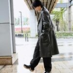 Dori Sakurada Instagram - FENDI まだ寒いのでやっぱりコート🧥 着てるのはフェンディのブラックレザー オーバーコート！ ブラックレザーにステッチの明るい糸が良いコントラストになってて、レザーコートなのに重すぎる印象にならないのが素敵です✨ シルエットはストレートでシングルブレストコートなので前を閉めても窮屈感なく着ることができて最高です！ 素材のイメージをデザインで自由に変えて楽しめて、この春のファッションの振り幅が増えて幸せです🌟 今日は東京は風が強かったので、皆さんも温かくなるまで、お気に入りのコートに頼って過ごしましょうね🫶 @FENDI #fendi #PR