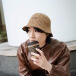 Dori Sakurada Instagram – FENDI

ブレンドされていない純粋なカモミールならカフェインも入ってないので、最近はお水以外を飲むならカモミールティーの一択です🤝

でもこのフェンディのカップで飲んだら何でも美味しく感じちゃいそう😊
木の繊維から作られたプラスチック代替え素材で作られた、こんなに素敵なのにサステナブルなアイテムです🪵

少しだけ暖かくなってきたけど、油断せず体調に気をつけて、こういうお気に入りの小物アイテムを見つけて日々のモチベーションを上げていきましょう✨

@FENDI #fendi #PR