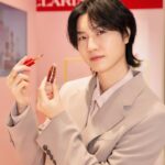 Dori Sakurada Instagram – CLARINS

スキンケア&メイクアップの両方に力を入れていて、自然由来の成分にこだわった製品を展開し続けている今年70周年のブランド『クラランス』から、スプリングコレクション『クラランス パティスリー コレクション』が登場します！

コレクションを記念した新宿伊勢丹で開催されているポップアップにも行ってきました！

フランスでも特に愛されているスキンケアブランドであることから、今年はフランスが誇る”パティスリー文化”とコラボしたコレクションとなっています🍰✨

中でも『フィックス メイクアップ P 50mL』はまるでローズソルベを味わうような華やかフレッシュさで、化粧崩れ対策から乾燥対策までしてくれます！
皆さんにもこのローズソルベのような香りと細かいミストをぜひ試してみてほしいです！
そして限定の刻印サービスでキャップ部分に’DORI♡’と刻印もしてもらいました😊
特別感もアップして嬉しいです！

さらに『リップコンフォートオイル 18 7mL』はヘーゼルナッツ マカロンのようなシックでトレンド感あふれるカラーに！ヘーゼルナッツ マカロンの香りがとても甘く柔らかな印象でした！ たっぷりのトリートメント成分が唇をやさしく包みこみ長時間保湿し守ってくれます✨

他にも、『ウォーターリップ ステイン 10 7mL』 『UV－プラス マルチ デイ スクリーン N ロージーグロウ P SPF50/PA++++ 30mL』 『ハンド／ネイル トリートメント クリーム P 30mL』  など、クラランス パティスリー コレクションは5つのアイテムからその世界観が構築されています！  自然由来の製品なので肌にも気遣いながら、バレンタインの季節にぴったりの可愛らしいアイテムを楽しむことができるのが嬉しいです😊 
バレンタインギフトにもおすすめです✨  ポップアップは2月14日（水）から2月20日（火）まで、伊勢丹新宿店本館 1階 化粧品/プロモーションにて開催されています！  百貨店では初のフィックス メイクアップ Pの刻印サービスや8250円(税込)以上ご購入いただいた方へのプレゼントなどもあるので是非遊びに行ってみてくださいね✨  #PR #クラランス #クラランスパティスリー