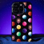 Dori Sakurada Instagram – DORI SAKURADA × CASETiFY

この度ケースティファイさんとコラボレーションさせていただくことになりました！

宇宙をスマホケースと同じく個々の自由な領域と捉え、その無限の可能性からインスピレーションを得て、今回のコレクションを制作いたしました✨

宇宙には様々な解釈があり、地球に住む自分たちが空を見上げれば宇宙の存在を感じる瞬間があります。
星や惑星、そしてロケットが月へ向かう姿など、それぞれの宇宙への解釈があると思うのですが、一人一人の人生、その人の目線の先に一つずつ宇宙は広がっていると思っていて、本来そこはとても自由で幸せに溢れる空間であると信じています✨
そんな想いを込めて今回のコレクションを完成することができました！

そしてケースティファイさんは海外の方にもアイテムを届けることができるので、世界中の皆さんに今回のコラボレーションを楽しんでいただけることを願っています！

「DORI SAKURADA× CASETiFY」

🚀Infinite Universe Sticker
自由な宇宙をテーマに、宇宙らしいロケットや月だけでなく、スニーカーや花、ケーキなど様々なモチーフが賑やかに浮かべました。
他人の意見に左右されず、好きなことを自分らしく楽しむという思いを込めました！

🌘I Love You to the Moon & Back
” I Love You to the Moon & Back ”と、宇宙飛行士に扮した「どおりいぬ」をミックスしました🐶
言葉の持つ意味をわかりやすく伝えたいという意図からワンポイントデザインです。

🖤Heart Universe
「Love」「愛」を大事にしてほしい、というシンプルなメッセージを黒いハート型の惑星に込めて表現してみました。
中央を大胆にくり抜いたデザインはケースタイプによって印象が異なります。
ぜひ、手にとってくださる皆さんの思うままに楽しんで頂きたいです！

🪐Chocolate Universe
惑星をカラフルなチョコレートに⾒⽴てました。
バレンタインのシーズンにもケースを付け替えて楽しんでもらえるように考えたデザインです🍫

僕もスマホケースを普段から付け替えたり楽しんでいて、こういうものがあれば良いなと思えるものを作ることができたので、是非沢山の方に楽しんでいただけると嬉しいです😊

@casetify_jp @casetify
#DORISAKURADAxCASETiFY 
#PR