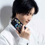 Dori Sakurada Instagram – DORI SAKURADA × CASETiFY

この度ケースティファイさんとコラボレーションさせていただくことになりました！

宇宙をスマホケースと同じく個々の自由な領域と捉え、その無限の可能性からインスピレーションを得て、今回のコレクションを制作いたしました✨

宇宙には様々な解釈があり、地球に住む自分たちが空を見上げれば宇宙の存在を感じる瞬間があります。
星や惑星、そしてロケットが月へ向かう姿など、それぞれの宇宙への解釈があると思うのですが、一人一人の人生、その人の目線の先に一つずつ宇宙は広がっていると思っていて、本来そこはとても自由で幸せに溢れる空間であると信じています✨
そんな想いを込めて今回のコレクションを完成することができました！

そしてケースティファイさんは海外の方にもアイテムを届けることができるので、世界中の皆さんに今回のコラボレーションを楽しんでいただけることを願っています！

「DORI SAKURADA× CASETiFY」

🚀Infinite Universe Sticker
自由な宇宙をテーマに、宇宙らしいロケットや月だけでなく、スニーカーや花、ケーキなど様々なモチーフが賑やかに浮かべました。
他人の意見に左右されず、好きなことを自分らしく楽しむという思いを込めました！

🌘I Love You to the Moon & Back
” I Love You to the Moon & Back ”と、宇宙飛行士に扮した「どおりいぬ」をミックスしました🐶
言葉の持つ意味をわかりやすく伝えたいという意図からワンポイントデザインです。

🖤Heart Universe
「Love」「愛」を大事にしてほしい、というシンプルなメッセージを黒いハート型の惑星に込めて表現してみました。
中央を大胆にくり抜いたデザインはケースタイプによって印象が異なります。
ぜひ、手にとってくださる皆さんの思うままに楽しんで頂きたいです！

🪐Chocolate Universe
惑星をカラフルなチョコレートに⾒⽴てました。
バレンタインのシーズンにもケースを付け替えて楽しんでもらえるように考えたデザインです🍫

僕もスマホケースを普段から付け替えたり楽しんでいて、こういうものがあれば良いなと思えるものを作ることができたので、是非沢山の方に楽しんでいただけると嬉しいです😊

@casetify_jp @casetify
#DORISAKURADAxCASETiFY 
#PR