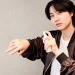 Dori Sakurada Instagram – ATHLETIA 

アクティブな毎日を送る方のニーズに機能で応えるアスレティアの<active&go>から、これからの季節に大活躍しそうなボディにも髪にも地肌にも使えるUVボディミストが登場します✨

日焼け止め対策は大切だと分かりながらも一手間あるので、僕も昔からあまり得意ではなかったのですが、これは「塗らなきゃ」という気持ちから「浴びたくなる」へ、ボディ用 UV カットの概念をシフトする、新感覚のボディミストのUVケアとなっています！

この『ATHLETIA スキンプロテクション UVボディミスト』はシュッとひと吹きで、天然植物精油**の爽やかな香りとともにミストが瞬時にオイルジェル化し、ひんやり、しっとりと肌に密着して紫外線から守ってくれます😌 **香料の一部

それから説明を聞いて驚いたのは水に強いウォーターレジスタント処方(SPF30/PA+++/UV耐水性★★)となっており、使用してから一定時間はプールなどに入っても効果が持続するという優れものです！
それなのに石けんで落とせる手軽さというのも嬉しいポイントです✨

さらに環境にも配慮した、ビーチフレンドリー処方(水環境リスク評価済)***
 ***製品の使用による日常生活での洗い流しやレジャー時の環境流出を考慮し、水環境の生態系への影響が懸念されない設計
となっているので、アスレティアらしく安心して使用することができますね！

僕が実際に試してみた感想ですと、とにかく手軽で、そして肌への馴染み方やひんやり感が気持ちよく、UV対策やケアというつもりではなくても使いたくなるような気持ちになりました！

これから陽射しも強くなってきますが、もちろん冬場も紫外線はケアするべきなので、是非いち早くこのスキンプロテクション UVボディミストでUV対策をしながら、今年もアクティブな日々を楽しんでいきましょう☀️

@athletiabeauty #athletia #アスレティア #PR