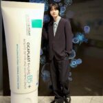 Dori Sakurada Instagram – LA ROCHE POSAY

世界のラ ロッシュ ポゼで売上No.1製品『シカプラストリペアクリーム』が待望の日本で発売開始します！

まず ラ ロッシュ ポゼの他シリーズのアイテムでは、僕の身の回りだとドラマや映画などの現場のヘアメイクさん達もご用意してくださることが多く、現場で初めてお会いして肌質や普段のスキンケアがわからない方でも、低刺激設計なアイテムなので幅広い方へ安心して使える優れもの！という印象でした✨
僕もラ ロッシュ ポゼのアイテムがあれば”これなら大丈夫です！”とよく現場で助けられていました😌

そして今回のシカプラストリペアクリームも皮膚科学に基づいて開発されているので敏感肌の方には是非知ってほしいです！
テクスチャーは、手に出した瞬間は少しこっくりしていて、シアバターが配合されているので体温ですぐにさっと馴染みました✨
伸びが良くて、適度に肌を包んでくれるような質感で、翌朝まで肌を保護してくれるような使い心地です！

会場では乾燥肌の悩みを伝えたのですが、このクリームも乾燥肌にはとてもオススメとのことで、普段のスキンケアの最後に使用したり、海外の方では洗顔後に1番初めに塗る方もいるようで、自分にあった使い方で自由にスキンケアに取り入れることができそうです😌

さらにキメを整えて、毛穴のケアなど、沢山の悩みに向き合って開発されている製品なので、敏感肌でなかなか新しいスキンケアを試すのが不安な方などでも是非一度試してみてほしいです！

#PR #ラロッシュポゼ #シカプラストリペアクリーム #larocheposayskincare #塗るだけSOSシールド
#ダーマコスメ #ダーマCICA #スキンケア