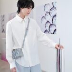 Dori Sakurada Instagram – DIOR BEAUTY

ディオール ビューティーのカプチュール トータルのシリーズから強力な新製品が登場します！

『カプチュール トータル ヒアルショット』と名付けられたこの新アイテムは、美容医療発想で肌にヒアルロン酸を補充する”部分用美容液”となっていて、気になる部分にヒアルロン酸をチャージし、潤いでしなやかなボリューム感を与えてくれます✨

美容医療、高分子ヒアルロン酸と深い潤いを届ける中分子ヒアルロン酸を組み合わせた独自の有用成分を配合されているようです✨
さらにこだわりは成分だけではなく、美容医療の世界から着想を得た、スレンダーなチューブの先には極細の先端が伸び、額、目元、口元など、気になる部分に使用ができ、メイクの上からも美容液を正確に塗布することができます！

現場でも皆が口を揃えて”これはすごい”と話題になっていて、僕も手元に使用してから数時間だったのですがとても良さそうな印象なので、これから顔の気になる部分をケアしていくのが楽しみです！
しばらく使ってみようと思います😊

シワやほうれい線など気になる方は是非一緒に試してみましょう！✨

@DIORBEAUTY @DIOR
#カプチュールトータル #ヒアルショット
#SUPPORTEDBYDIOR