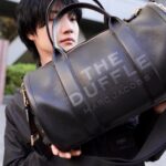 Dori Sakurada Instagram – MARC JACOBS

ダッフルバッグシリーズからラージサイズが登場！
トートバッグなどと同じく柔らかく上質なフルグレインレザー✨
1泊分くらいは余裕で入るのでトラベルバッグとしても愛用します😆

素敵なホリデーギフトを贈ってくださいました🎄✨
ありがとうございます☺️