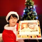 Dori Sakurada Instagram – クリスマスインスタライブありがとうございました！

そして来年、2024年もカレンダーを発売させていただくことになりました✨
皆様からのご要望があるからこそ実現できることなので、本当に毎年応援して下さり、ありがとうございます😊
『桜田通「NATURAL」CALENDAR 2024.4-2025.3』
よろしくお願いいたします🌳

とりあえず！メリークリスマスです🎅🎄✨

(4枚目は最近よく現れるサポート宇宙人)