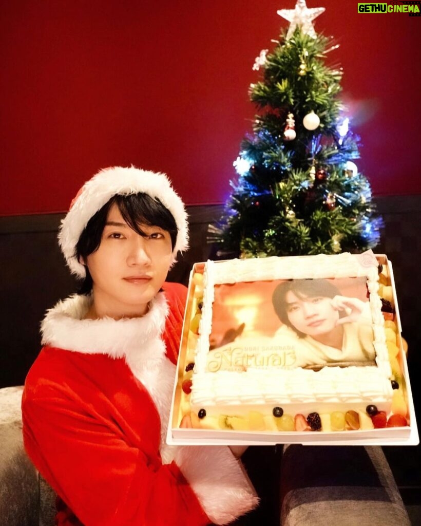 Dori Sakurada Instagram - クリスマスインスタライブありがとうございました！ そして来年、2024年もカレンダーを発売させていただくことになりました✨ 皆様からのご要望があるからこそ実現できることなので、本当に毎年応援して下さり、ありがとうございます😊 『桜田通「NATURAL」CALENDAR 2024.4-2025.3』 よろしくお願いいたします🌳 とりあえず！メリークリスマスです🎅🎄✨ (4枚目は最近よく現れるサポート宇宙人)