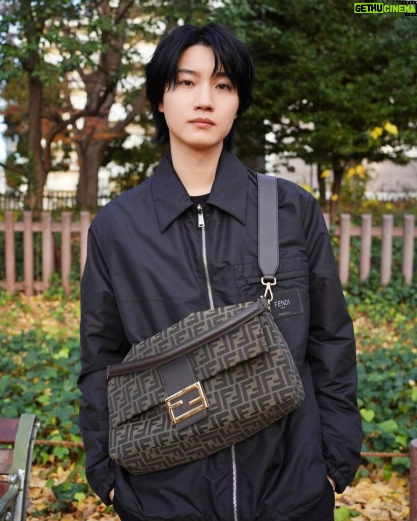 Dori Sakurada Instagram - FENDI フェンディのバゲット マキシ✨ 大きめサイズなので、デイリーのミニバッグでは入りきらないものをしっかり持ち運べる容量なのがありがたいです😌 レザーのハンドルとショルダーストラップが付いていて、どちらも取り外しも可能なので、ハンドバッグからショルダーバッグ、ボディバッグなど色んな楽しみ方ができそう！ FFロゴが際立つバッグ本体の素材はファブリックなので、上質ながらも柔らかい雰囲気もあり、愛用したくなるアイテムです💎 @FENDI✨ 素敵なバースデーギフトをありがとうございます！✨