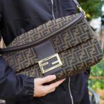 Dori Sakurada Instagram – FENDI

フェンディのバゲット マキシ✨
大きめサイズなので、デイリーのミニバッグでは入りきらないものをしっかり持ち運べる容量なのがありがたいです😌

レザーのハンドルとショルダーストラップが付いていて、どちらも取り外しも可能なので、ハンドバッグからショルダーバッグ、ボディバッグなど色んな楽しみ方ができそう！

FFロゴが際立つバッグ本体の素材はファブリックなので、上質ながらも柔らかい雰囲気もあり、愛用したくなるアイテムです💎

@FENDI✨
素敵なバースデーギフトをありがとうございます！✨