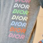 Dori Sakurada Instagram – DIOR

着心地が最高に良いディオールのウール&カシミアのセーター✨
グラフィカルに連ねたDior Multiシグネチャーが可愛いです🌈

裾と袖口のマルチカラーストライプが絶妙なバランス感で、一枚でも、シャツと合わせてもシックに着ることができそうです！

@dior✨
素敵なバースデーギフトをありがとうございます！✨