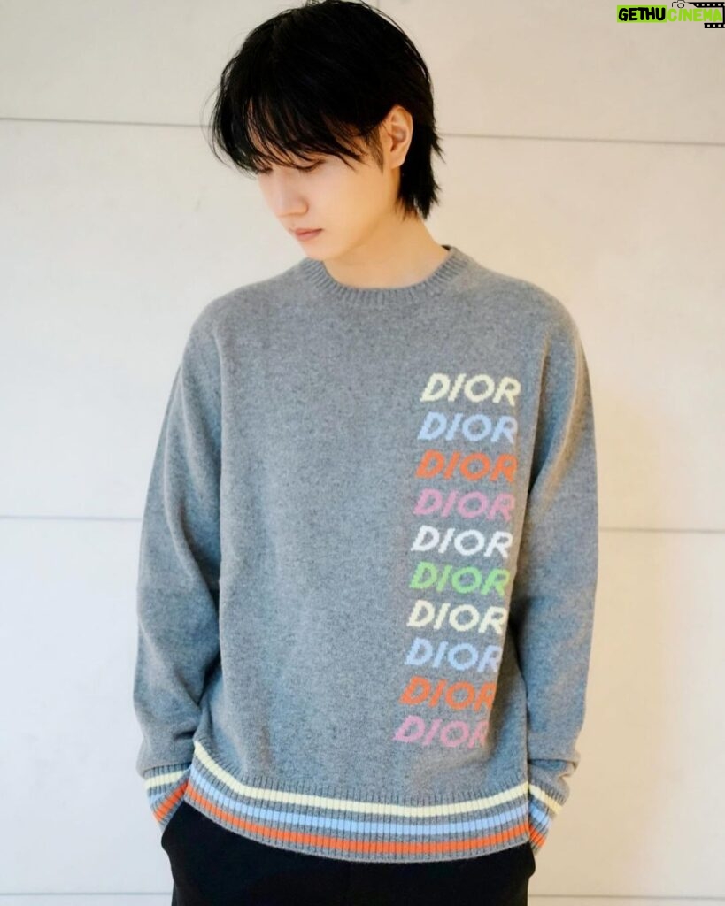 Dori Sakurada Instagram - DIOR 着心地が最高に良いディオールのウール&カシミアのセーター✨ グラフィカルに連ねたDior Multiシグネチャーが可愛いです🌈 裾と袖口のマルチカラーストライプが絶妙なバランス感で、一枚でも、シャツと合わせてもシックに着ることができそうです！ @dior✨ 素敵なバースデーギフトをありがとうございます！✨