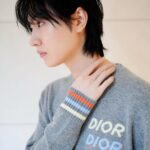 Dori Sakurada Instagram – DIOR

着心地が最高に良いディオールのウール&カシミアのセーター✨
グラフィカルに連ねたDior Multiシグネチャーが可愛いです🌈

裾と袖口のマルチカラーストライプが絶妙なバランス感で、一枚でも、シャツと合わせてもシックに着ることができそうです！

@dior✨
素敵なバースデーギフトをありがとうございます！✨